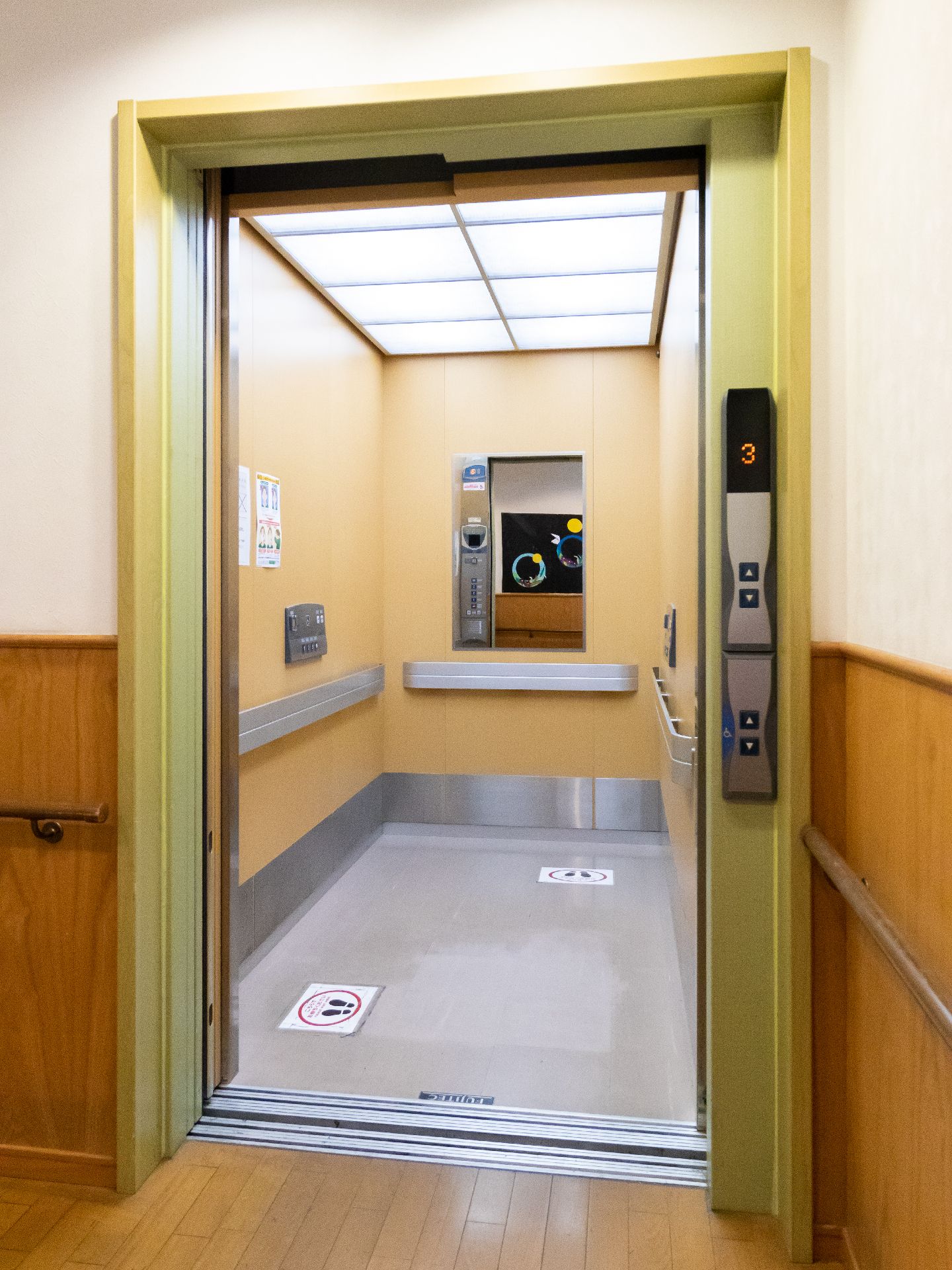 車椅子を使う利用者に配慮し、手すりが設置されたエレベーター