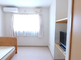 シングルベッドのある部屋の内観