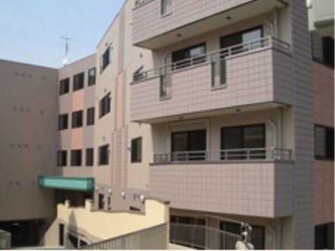 大きな窓とベランダのある茶色い大きな建物