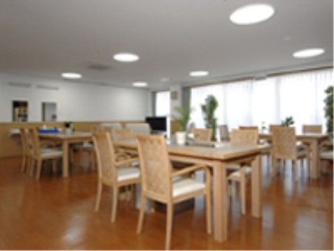 広々とした明るいリビングには、木製のテーブルセットがゆったりと配置されている。和やかな雰囲気の中でお食事や談話を楽しんでいただける。