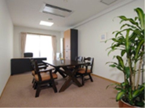スタッフへ相談する際は、入居者様のプライバシーが保てるよう相談室をご用意している。落ち着いた雰囲気の部屋でリラックスしてお話いただける。