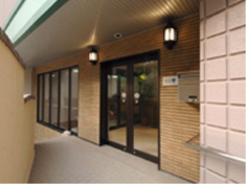 当施設は玄関口までスロープがあり段差がないので安心してご移動ができる。受付も玄関口のすぐ右手にあり便利である。