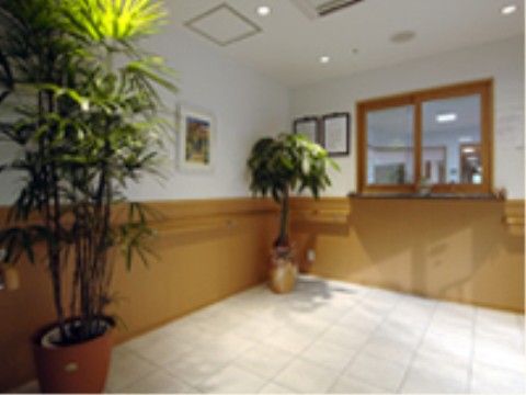 玄関に風除室を設け観葉植物や花を置いている。ご帰宅いただいた時のくつろぎの場所、外に出る用意をゆっくりする場所としてご利用いただける。