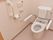 清潔感のあるゆったりとしたトイレには、手すりや非常呼び出しブザーが完備。クッション性のある背もたれも完備されている。