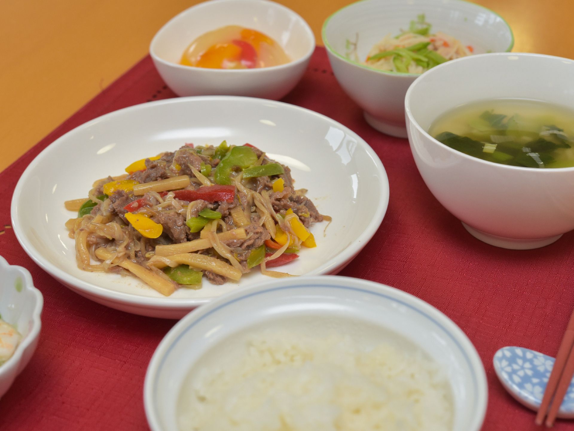 野菜を中心としたヘルシーなメニュー。野菜は飲み込みやすい大きさにカットされている。色のバランスも考えられている。