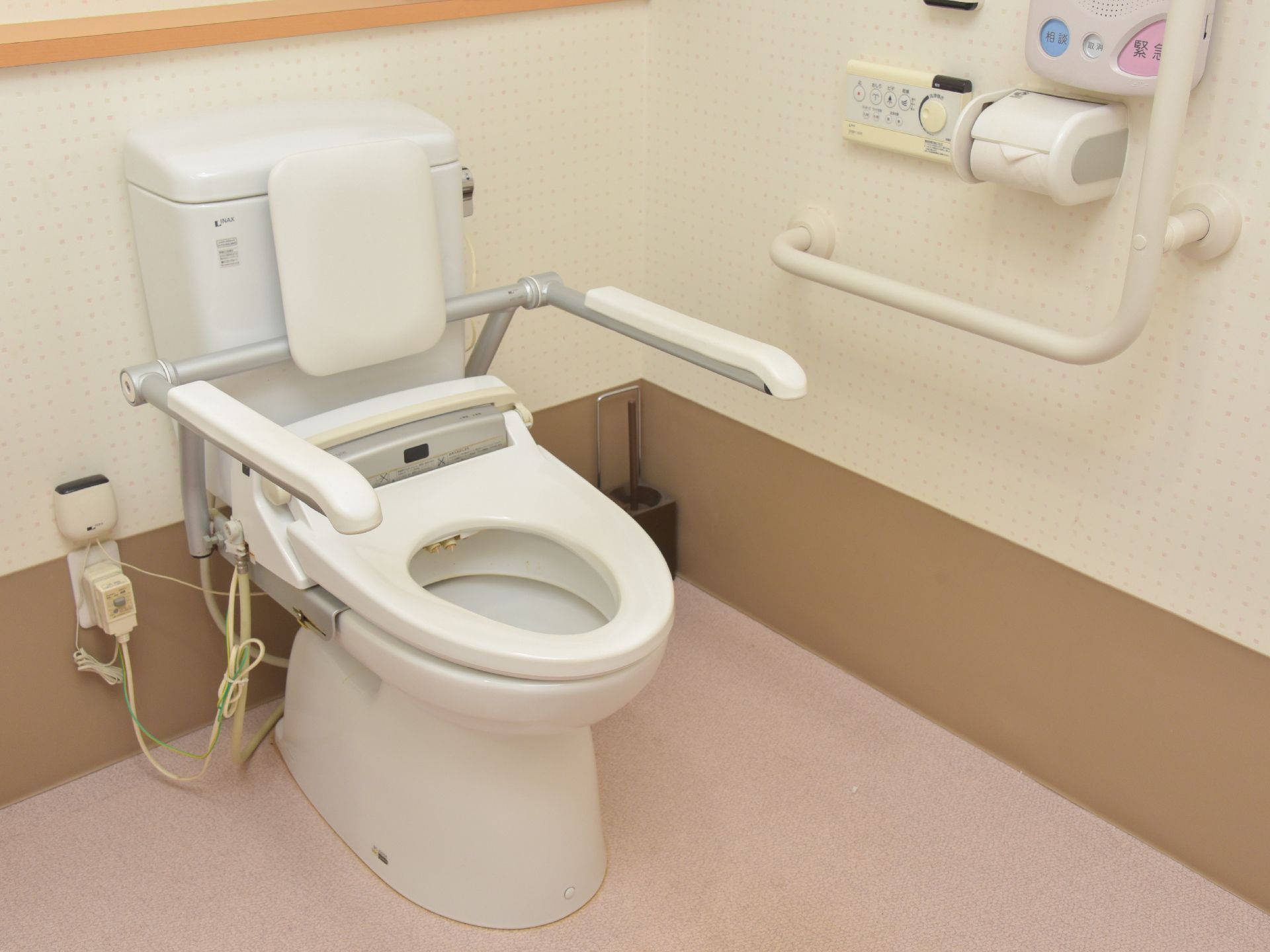 広々とした清潔感のある空間で、手すりや非常呼び出しブザーが完備。クッション性のある背もたれも完備されている。