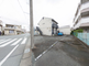 静かな住宅街の交差点の景色