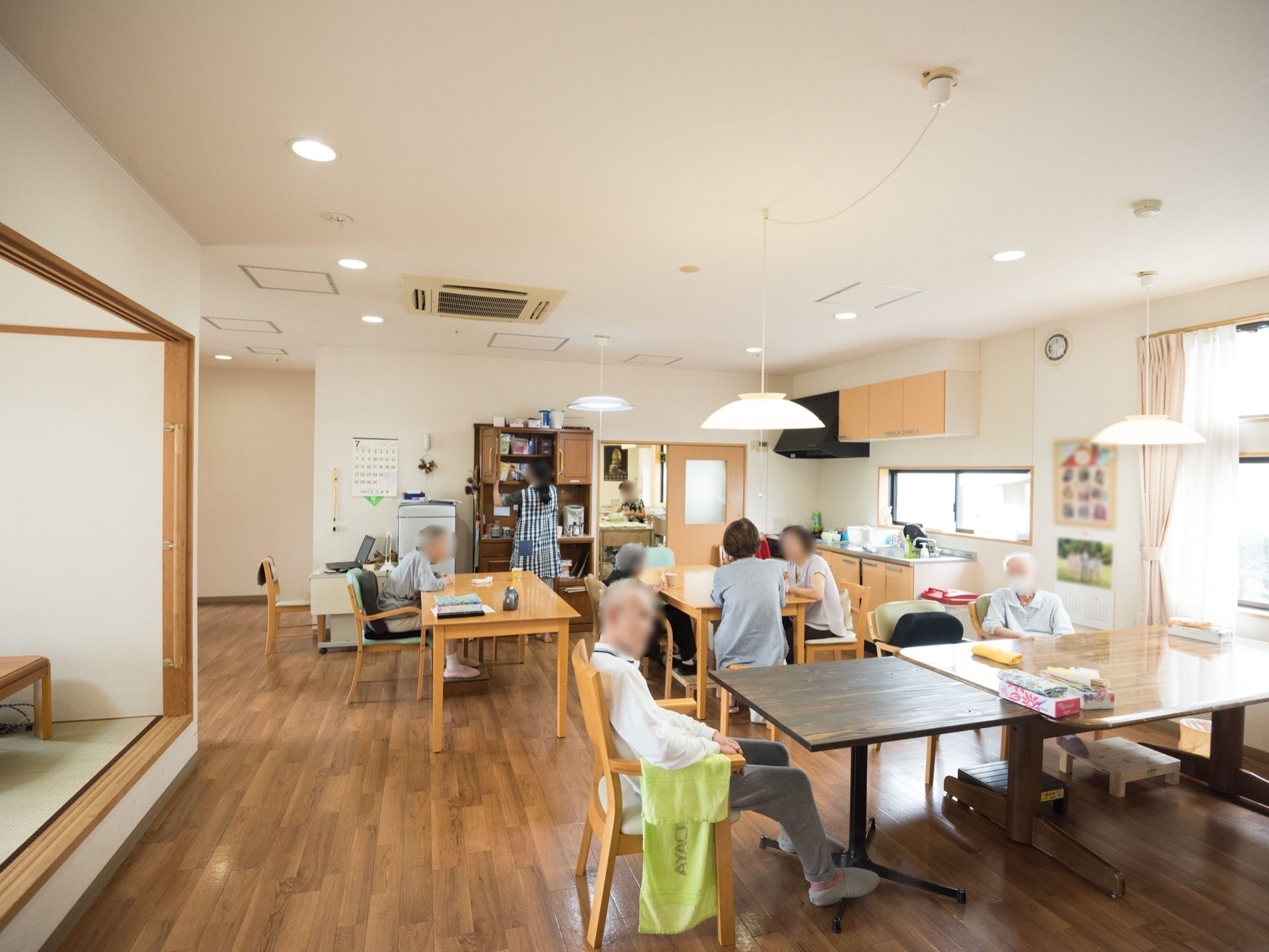 ダイニングルームでくつろいでいる老人ホームの入居者
