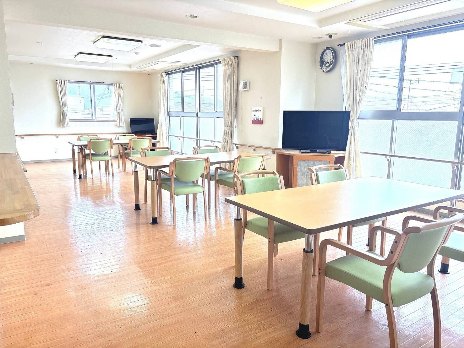 手すりがキチンと設置され、車椅子の人でも楽に移動できる共有スペース