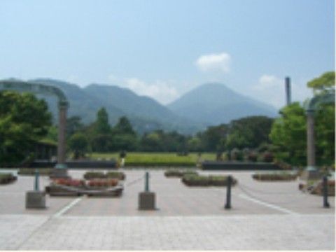 近隣にある公園の入り口である。レンガ敷きの入り口広場には、ところどころ花壇が配置されている。遠くに山が見える。