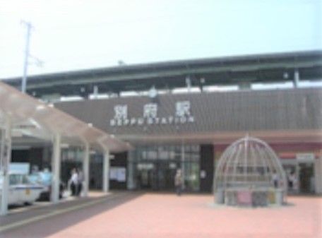 最寄り駅の外観である。大きな駅で、駅前にはタクシー乗り場があり、その横はレンガ敷きの広場になっている。