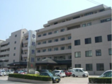 近隣にある病院の外観である。鉄筋コンクリート造り６階建ての大きな病院である。病院の前は駐車場になっている。
