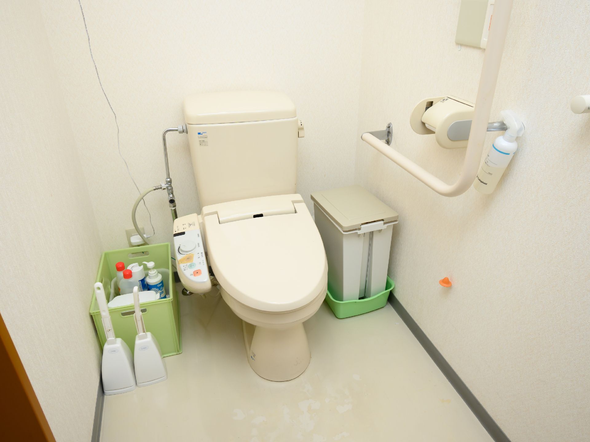 高齢者が使うことを配慮して手すりが設置されているトイレ
