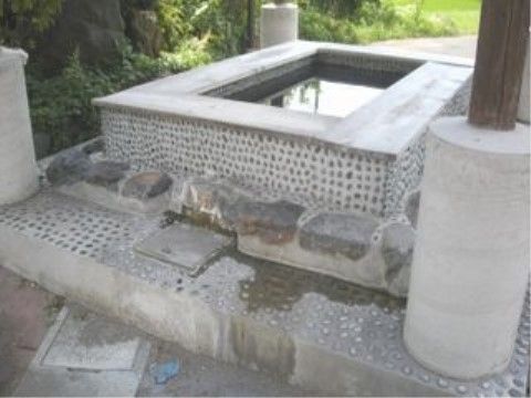 水が溜まっている、コンクリート製の水槽のような造形物