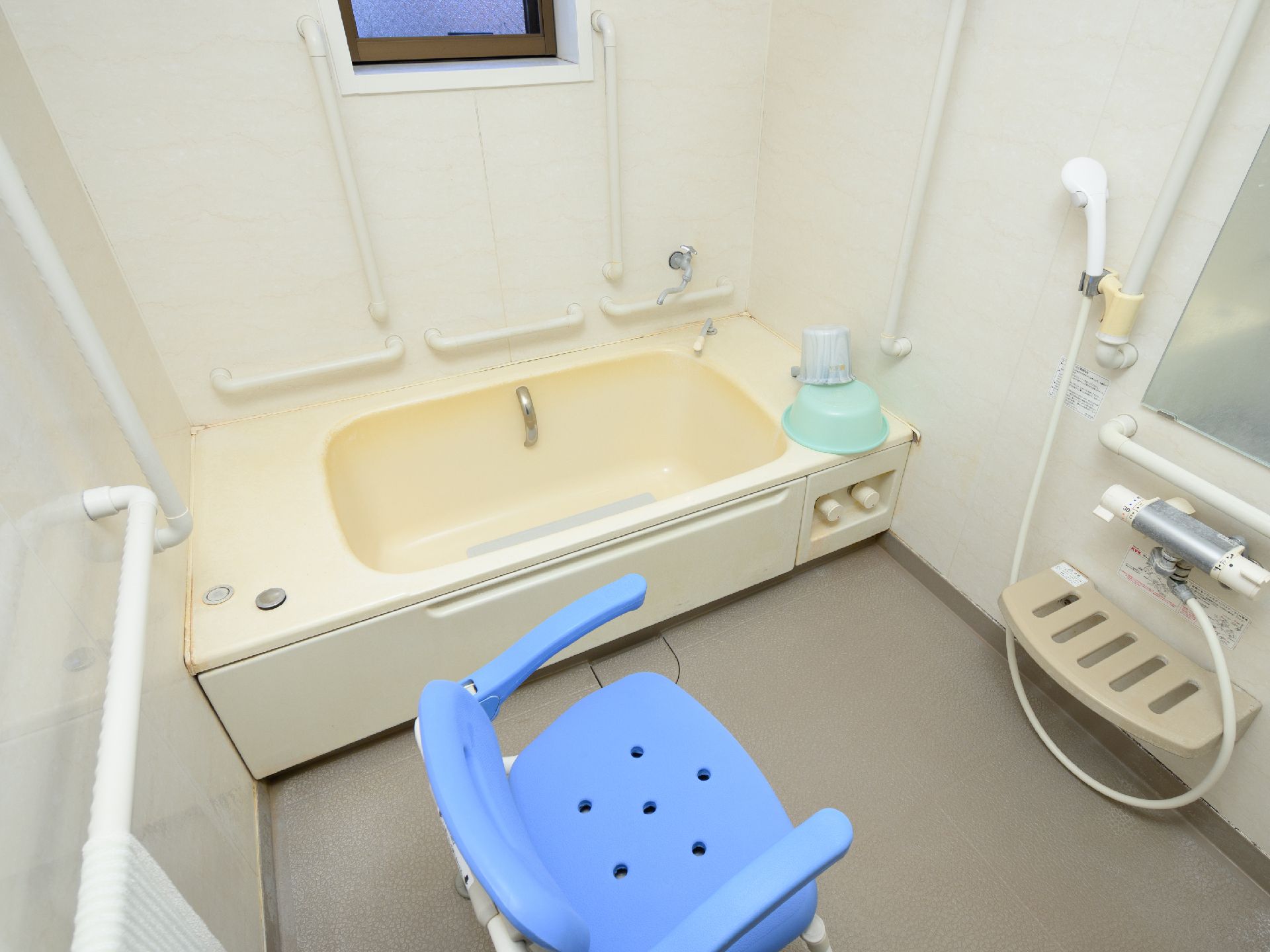 要介護度が軽度の方が利用する、手すり付きの個浴用の浴槽