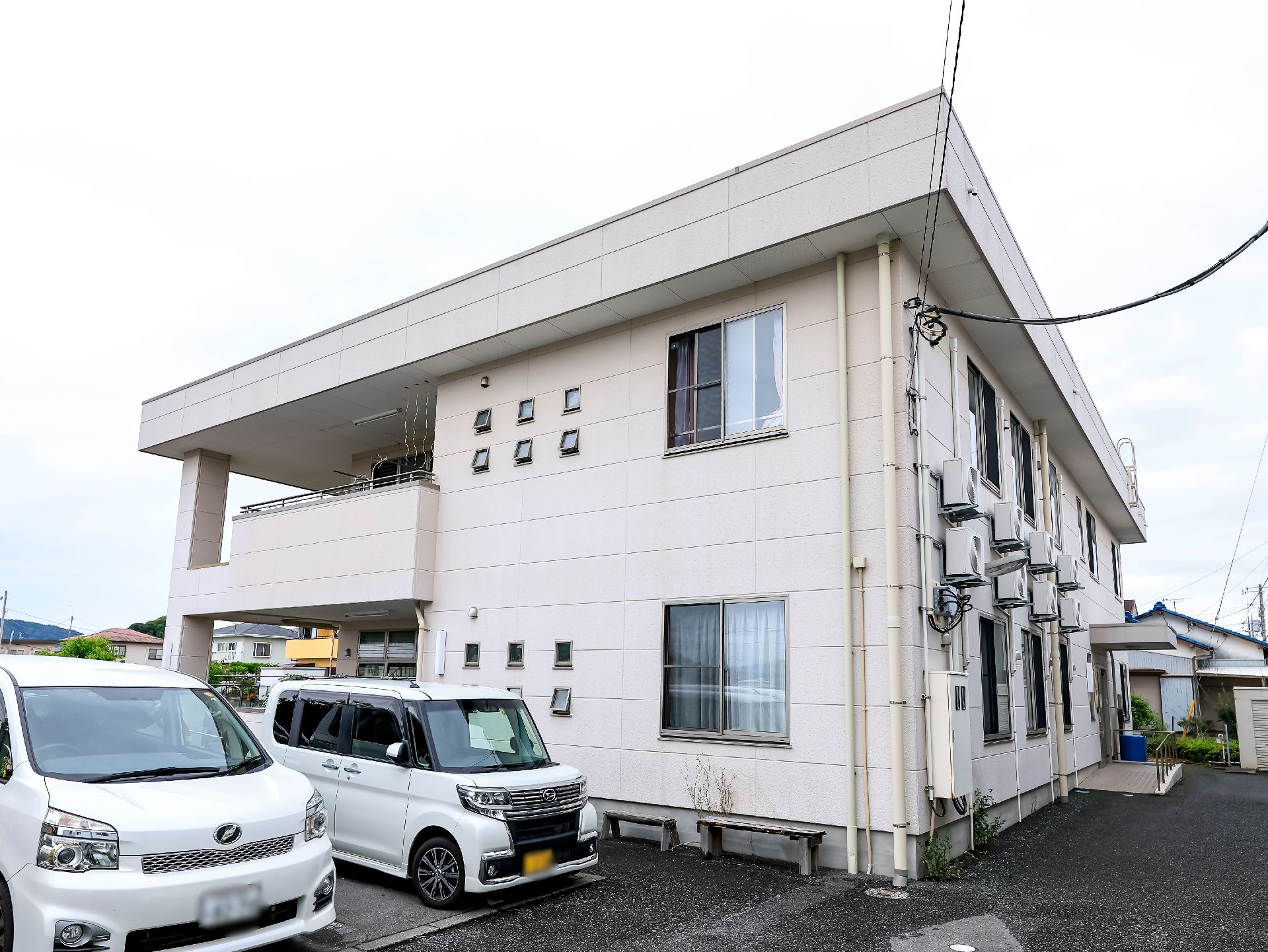 室内から見た介護施設の玄関