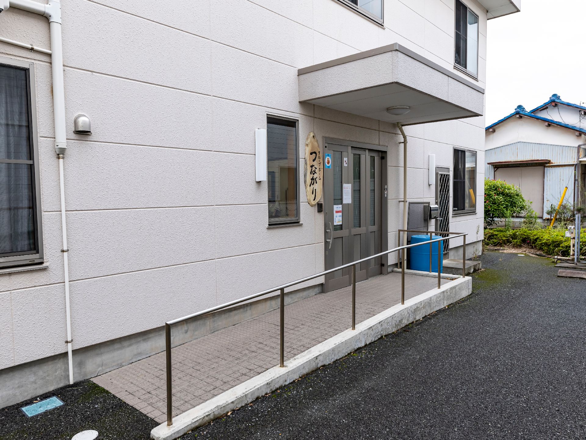 スロープが設置され、車椅子や杖の方でも安全に出入りできる玄関