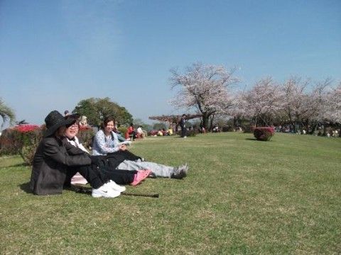 春の日差しを楽しむ居住者
