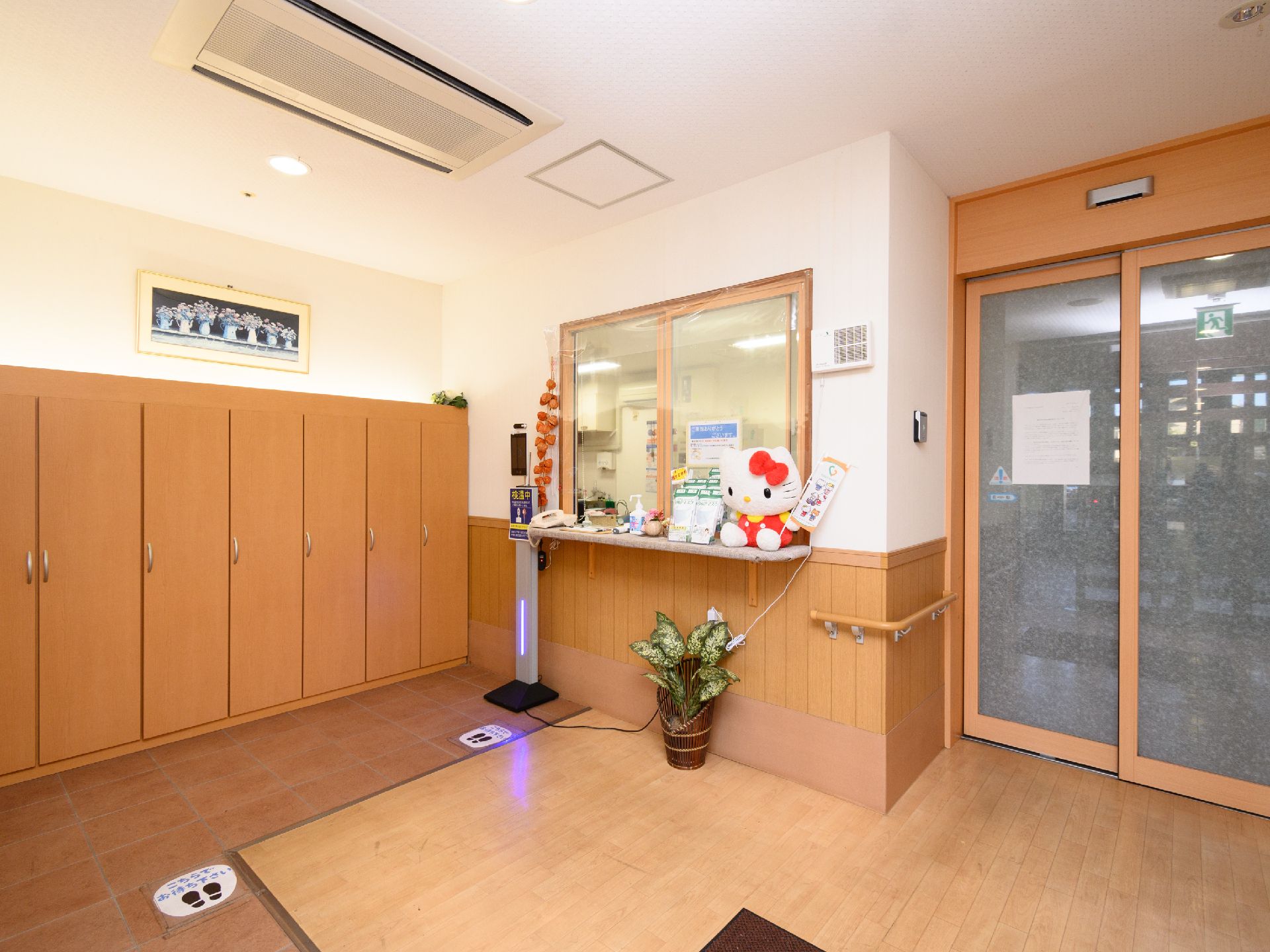 スタッフルームも兼任している、明るく広い受付