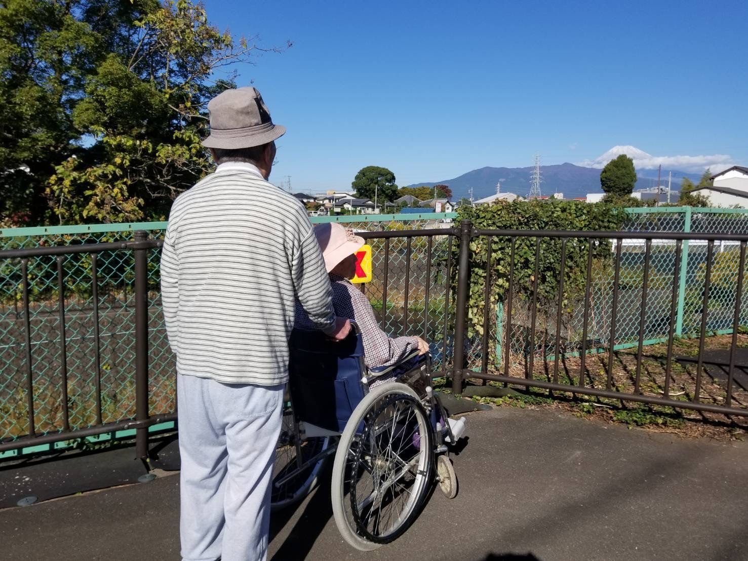 車椅子の方と散歩