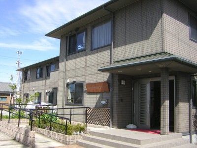 明るい外観の建物入口