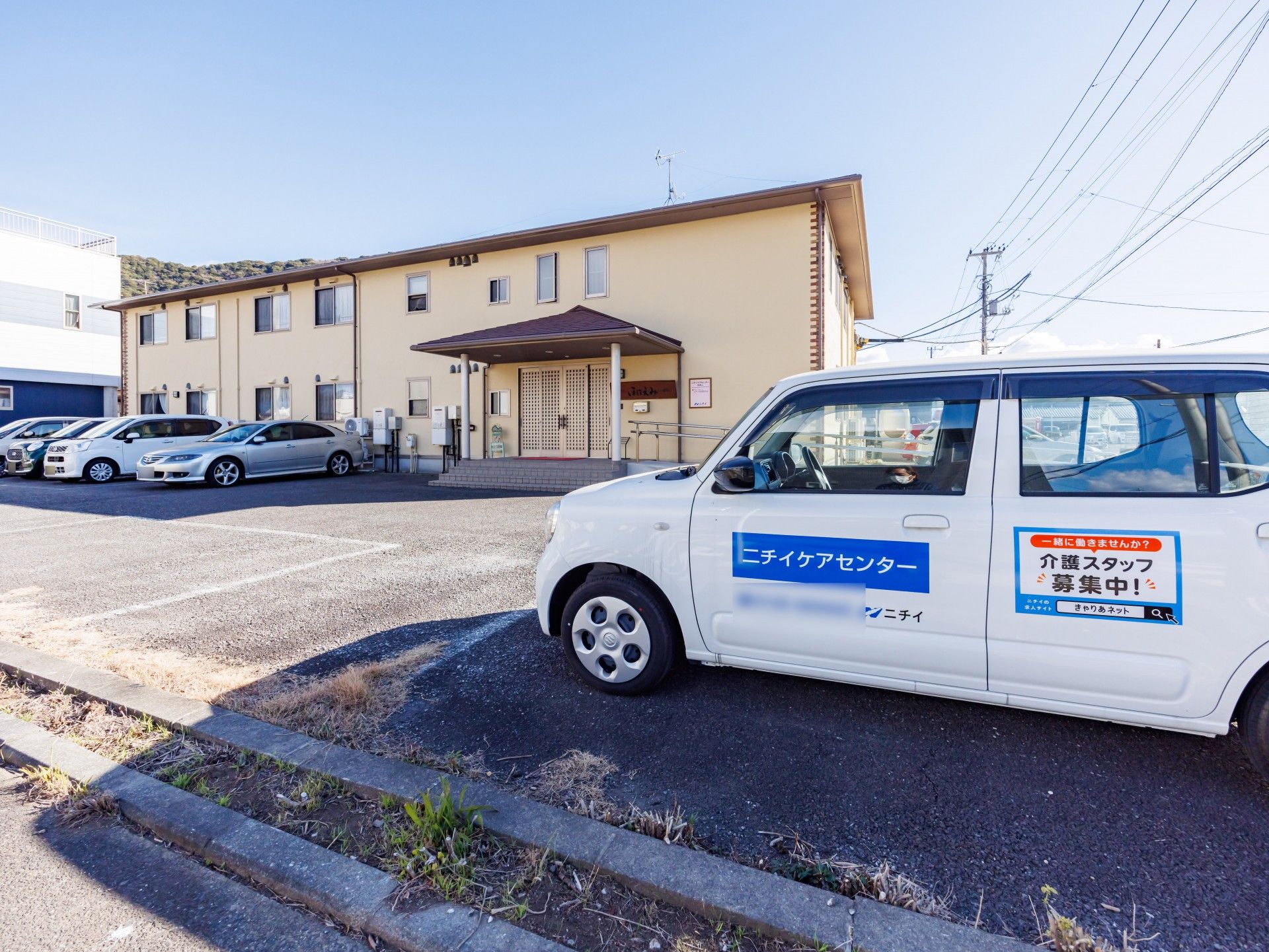 駐車場と建物の外観