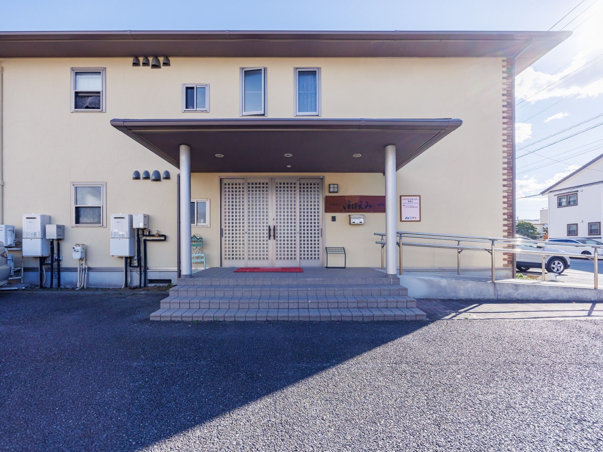 広い玄関の建物外観