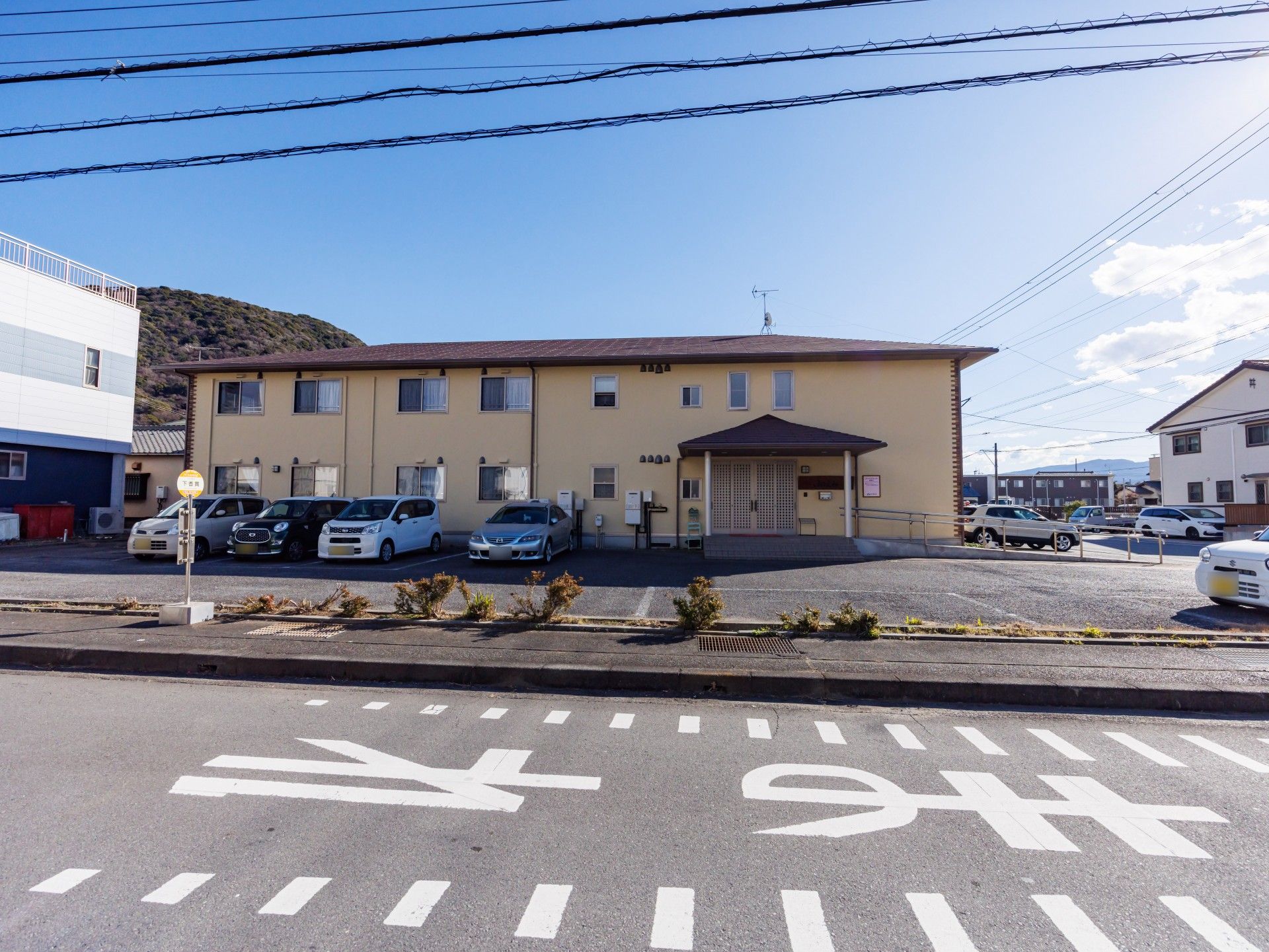 駐車場のある建物外観