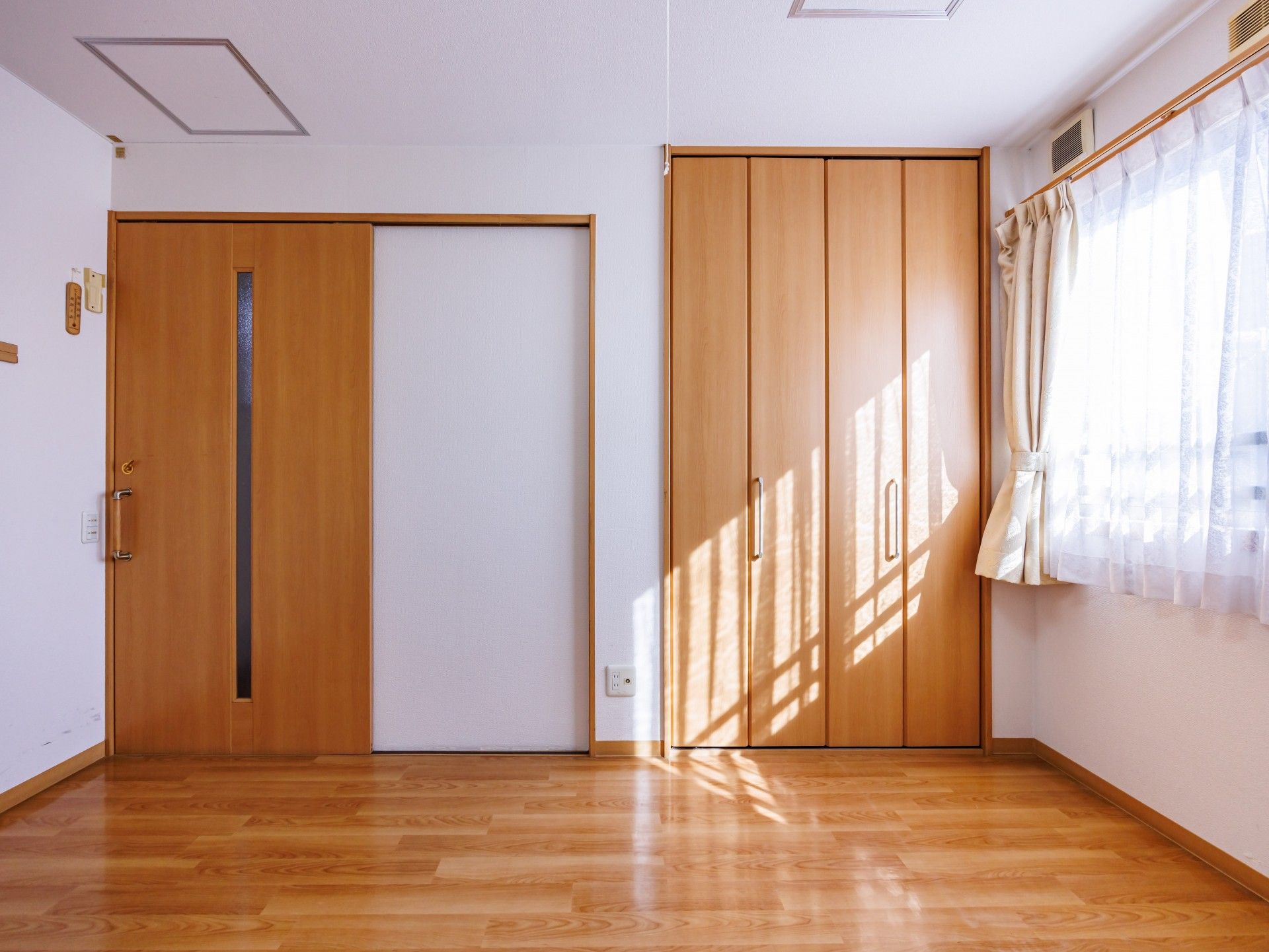 日差しが差し込む部屋