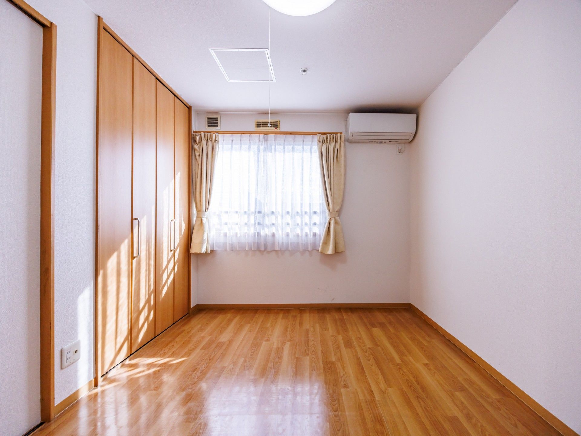 日差しが差し込む部屋