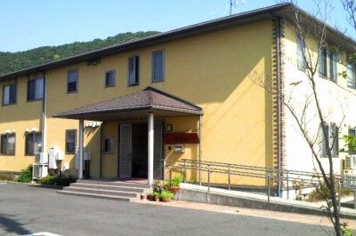 明るい外観の建物入口