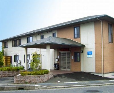 明るい外観の建物入口