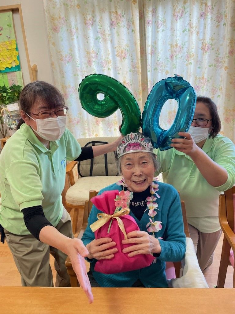 お祝いの様子が伝わる場面