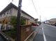 静かな街並みの施設外観