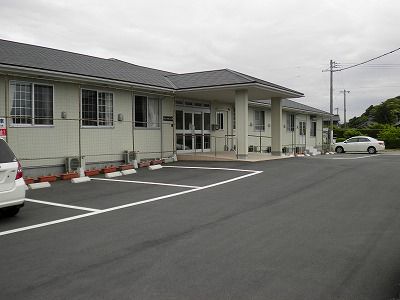 広々とした駐車場の建物