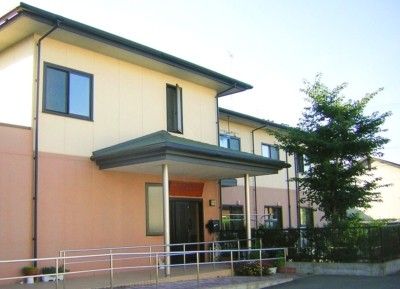 明るい外観の建物