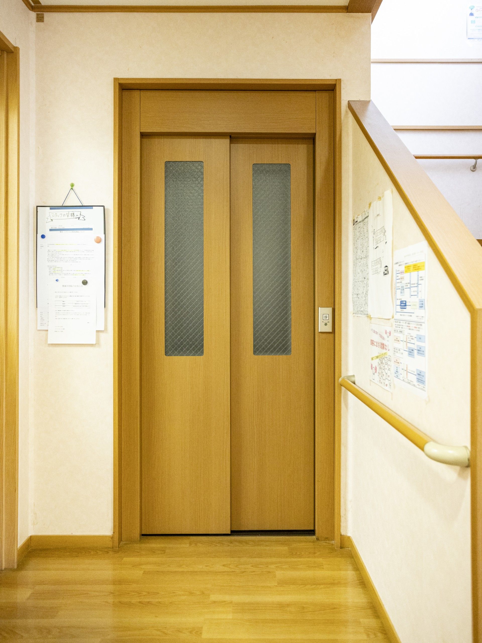 木製の扉と手すりの廊下