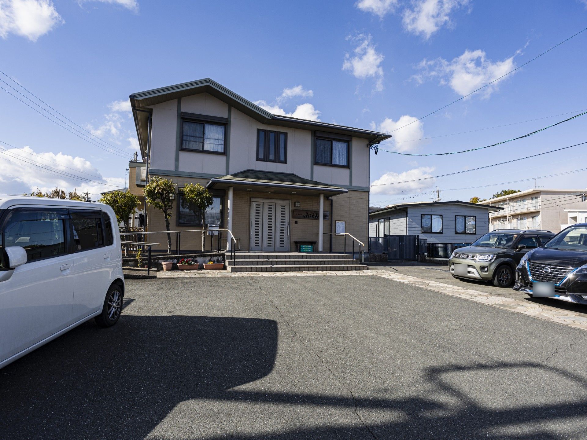 駐車場のある建物外観