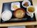 手元と食事セットの食卓