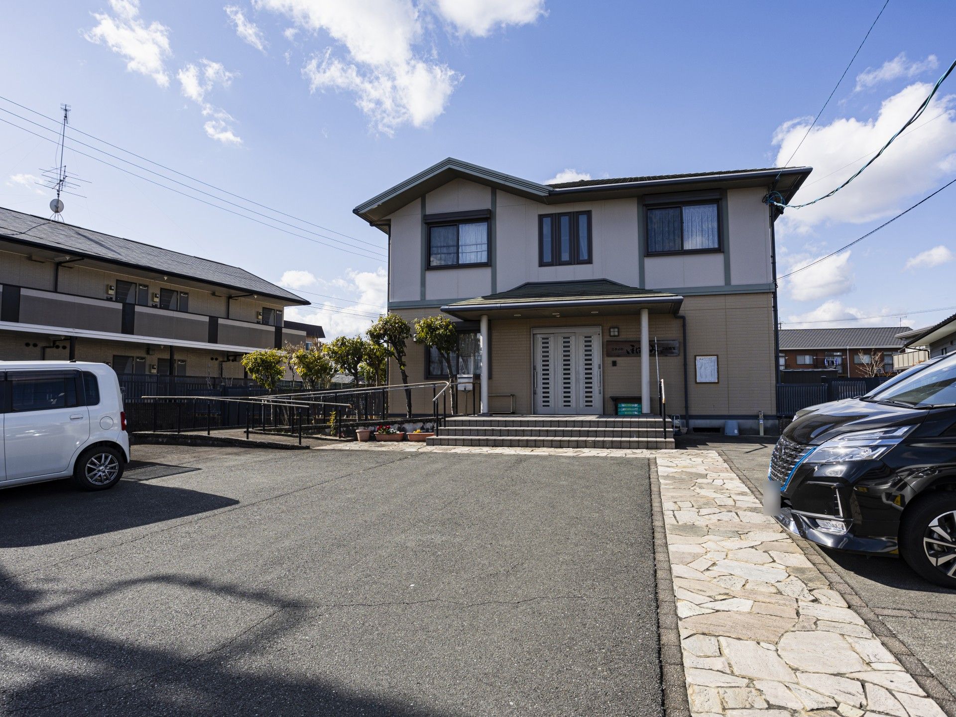 広い駐車場のある建物