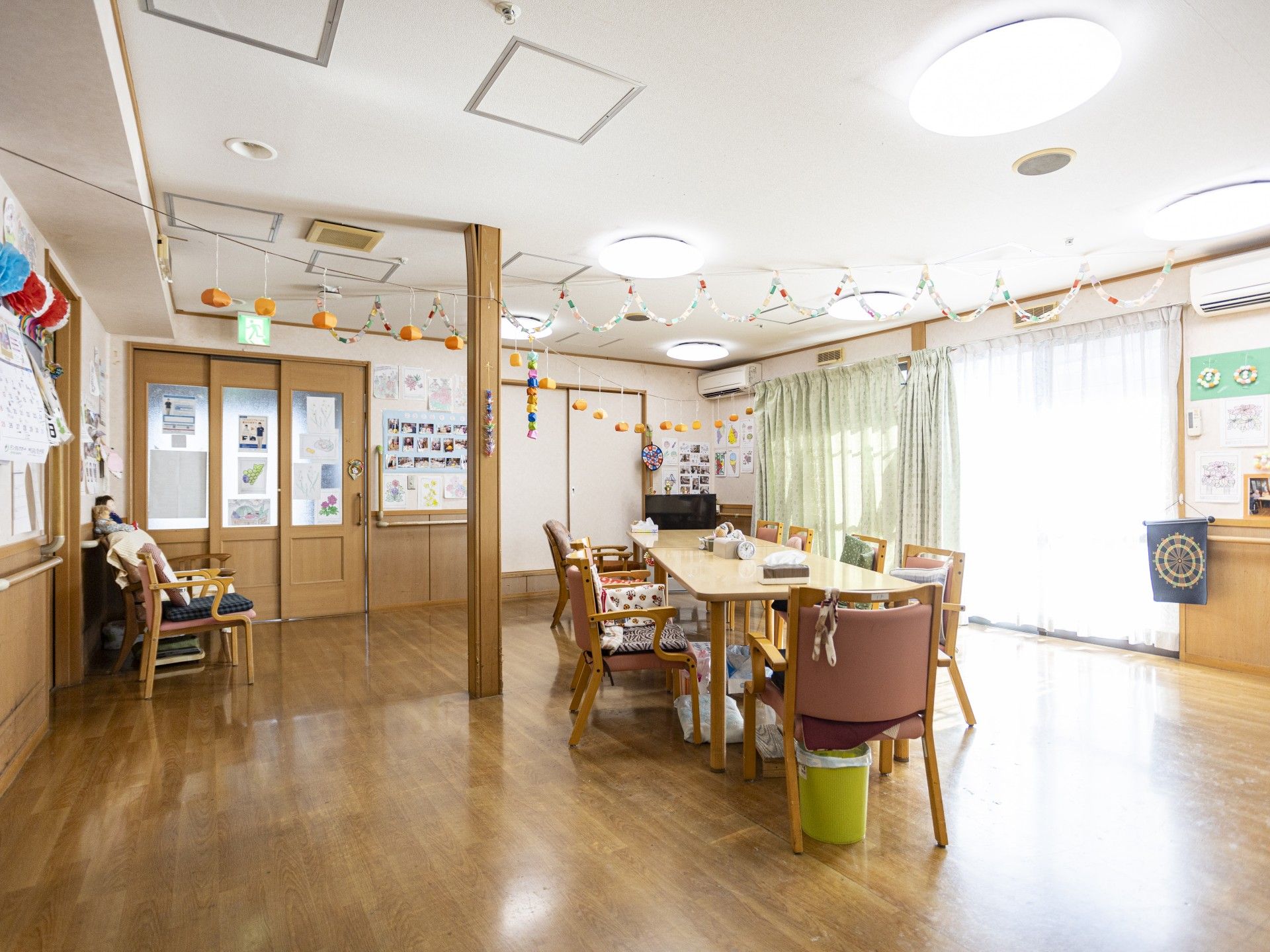 飾り付けが施された明るい部屋