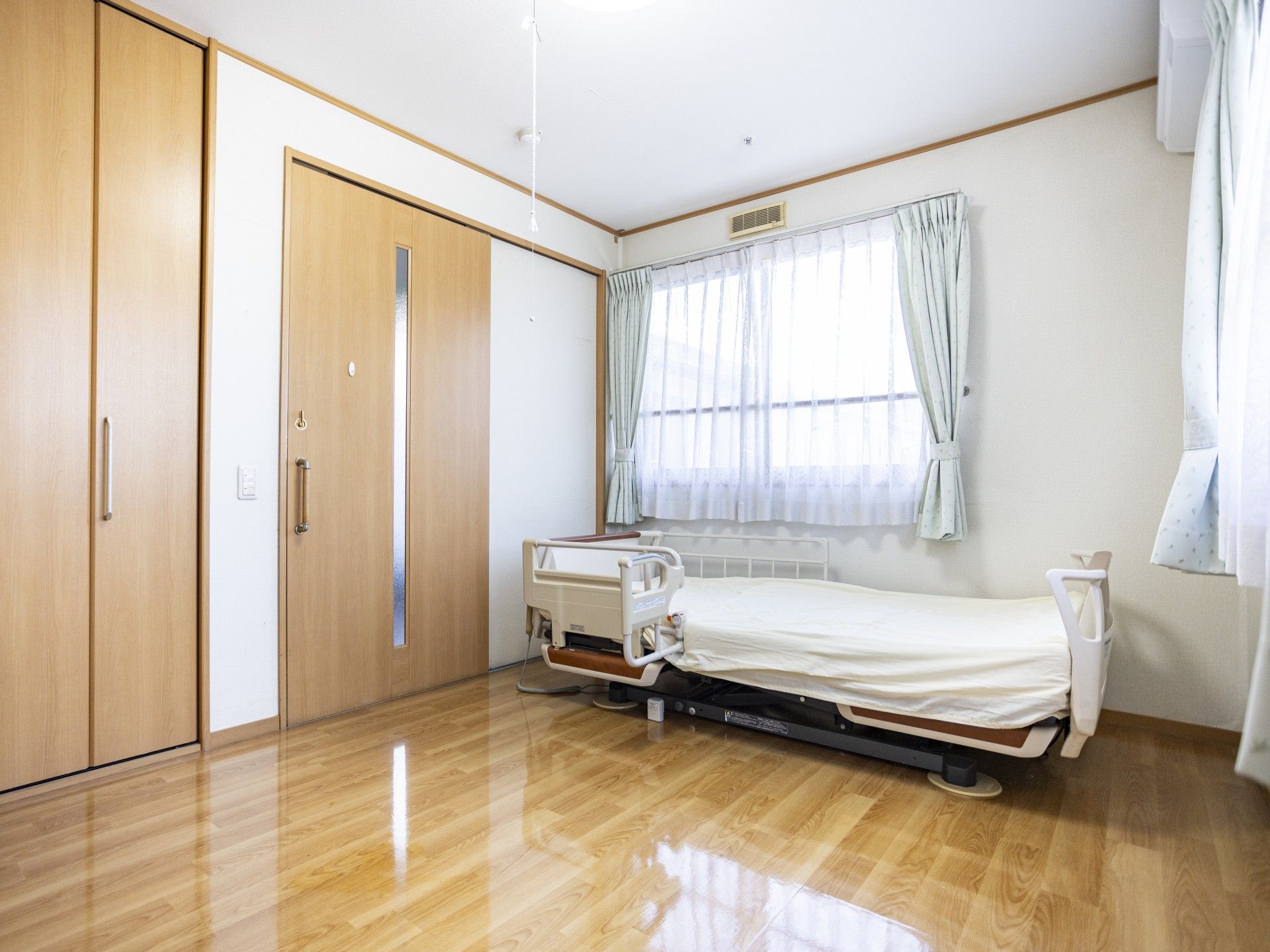 明るい個室のベッド