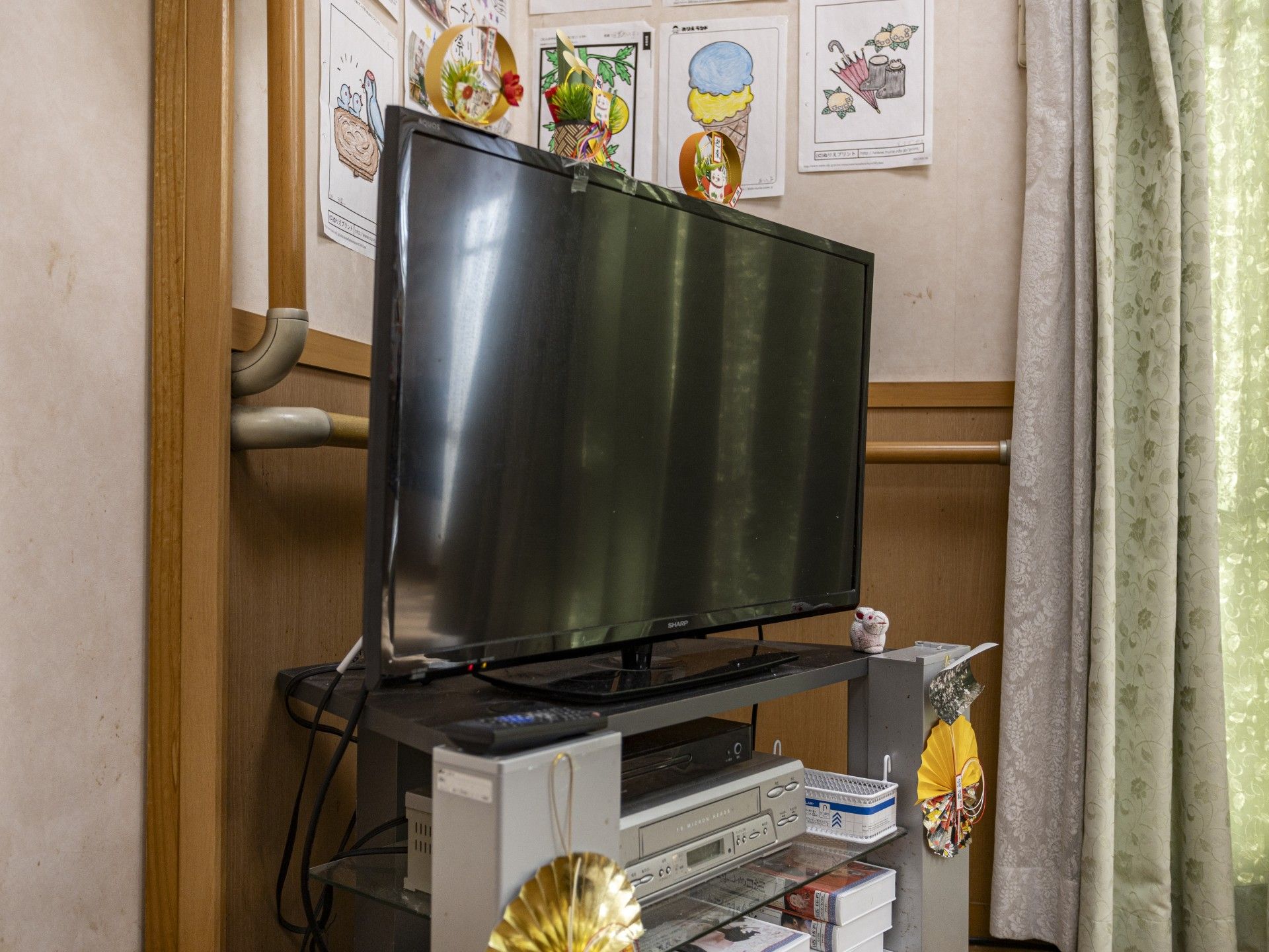 テレビと飾りのある部屋