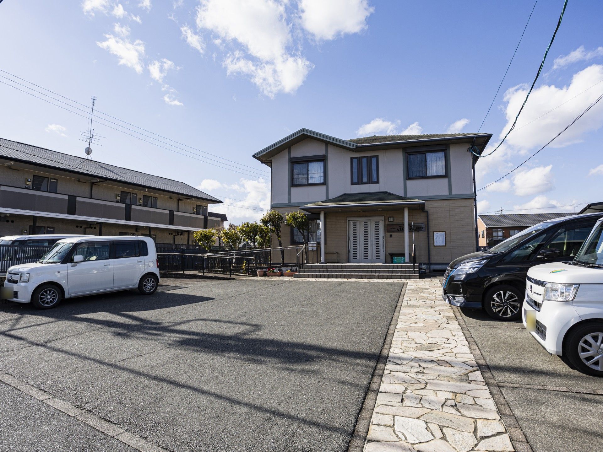 駐車場と建物の外観