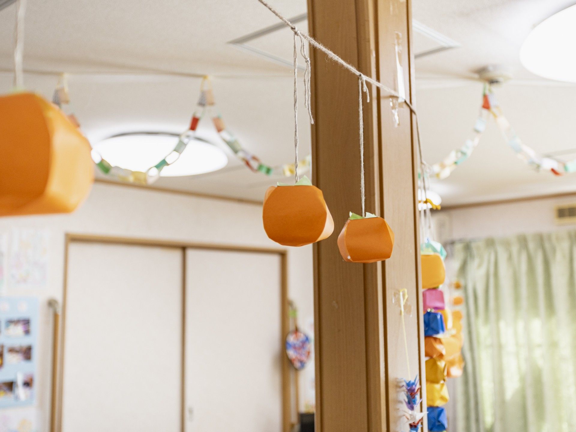 手作り飾りのある部屋