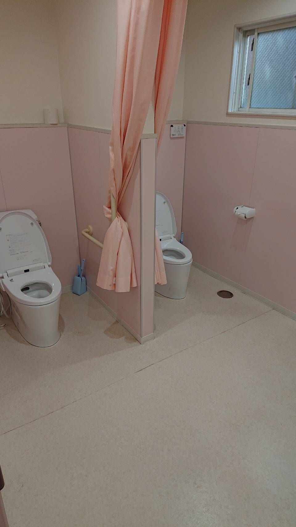 トイレはカーテンで開け閉めするタイプで、手すりは左側についているトイレと右側についているトイレが並んである。