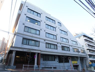 5階建てのビジネスホテルを思わせるようなモダンな造り。メイン道路に面しているので、車での来所が便利。