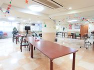 ダイニングは窓から太陽の光が差し込む、明るい空間になっている。天井には、手作りの作品で、装飾がほどこされている。
