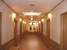 明るく清潔な廊下