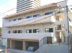 明るい外観の快適施設